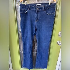 Levi’s Women’s Classic Boot Cut Size 32 Dark Wash High Rise Denim Jeans